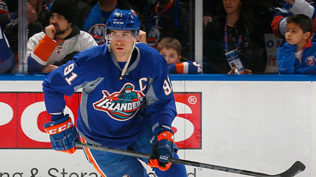 Islanders Resurrect Fisherman Crest During Pre-Game Warmups